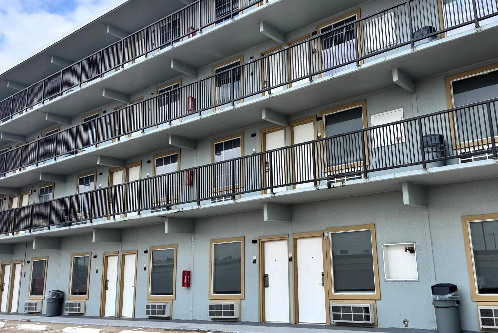 Отель Baymont By Wyndham Corpus Christi Airport Экстерьер фото
